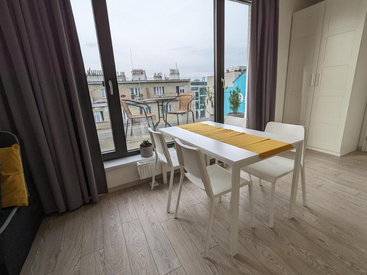 Appartement Cozy With Big Terrace In - Karlin
